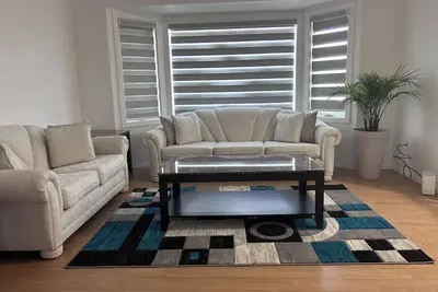 Image de Centrally located in Kelowna with big back yard.