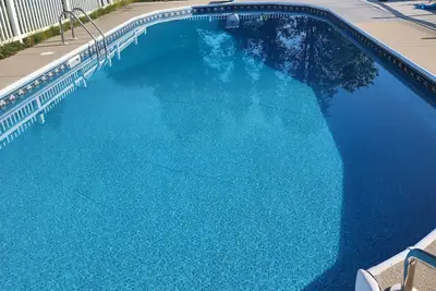 Image de Gorgeous House with an inground swimming  pool