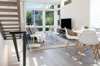 Image de Modern Townhome with Lake/City View & Assigned Parking