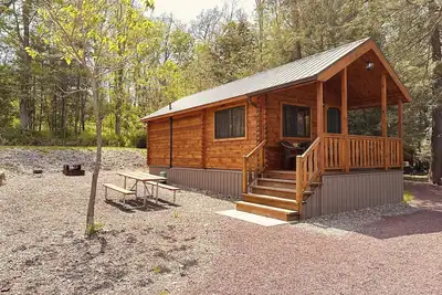 Image de Luxury Cabin - Located at Lakewood Park Campground Firepit/Fireplace/Private Bathroom/Lake access
