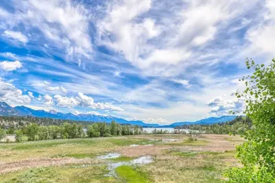 Image de Spectacular Lake, Mountain, and Wetland View Condo 2bd + Den(w/door) Bunks