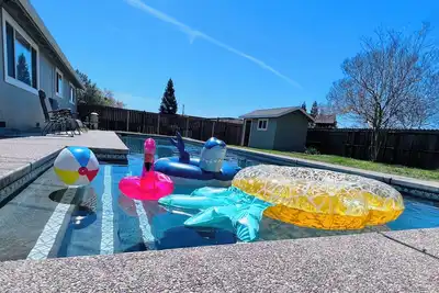 Image de Bright Modern home with lap pool!