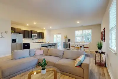 Cheerful, Trendy and Spacious Townhouse