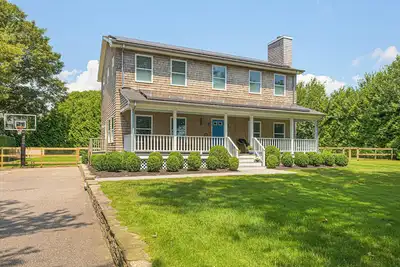 Image de Walking distance to Bridgehampton Town & short  drive to ocean beaches.