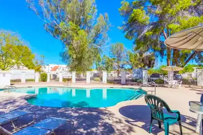 Image de 1342 Emerald · 2br Home near Skateland &Amusement Park w/Pool.