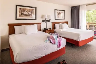 Image de Great Amenities! 3 Convenient Units, Pool, Free Parking!