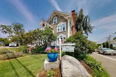 Image de Charming dog-friendly studio with kitchenette, balcony, fast WiFi, & W/D