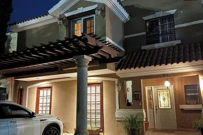 Big cozy house in gated community behind the American Consulate, 10-minute Walk.