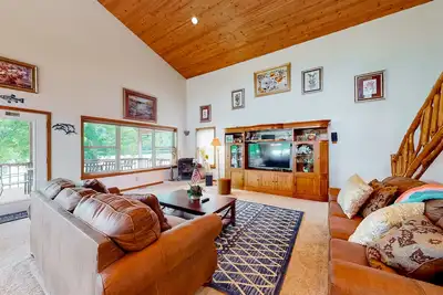 Image de Contemporary lakefront cabin with pool access, washer/dryer, & furnished deck