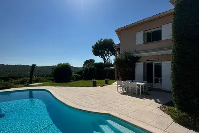 Image de Villa au calme avec piscine dans domaine résidentiel avec tennis