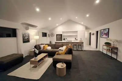 Image de Beautiful home near everything!