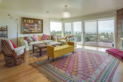 Image de Stunning Bay-View Home in Kensington!