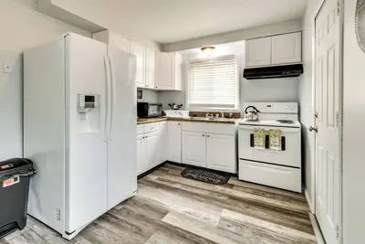 Image de 4 Mi to Dtwn Rochester: Charming Apt w/ Patio!