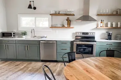 Image de Hoosier House | Walk to Downtown | Newly Renovated