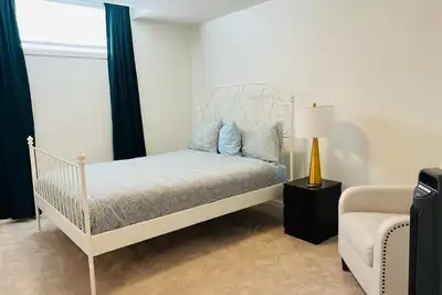 Image de Peaceful and Spacious Family-friendly Basement Suite Next to Fish Creek Park