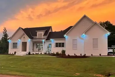 Image de Immaculate 5 bedroom home in one of Oxfords most desired neighborhoods w/ a pool