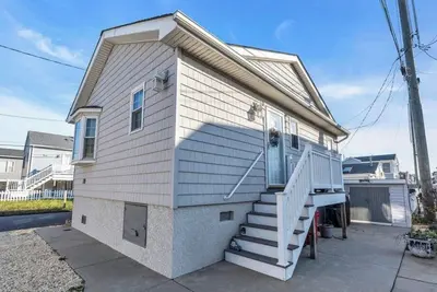 Image de Beach bungalow that can sleep up to 6! 4 minute walk to the beach!