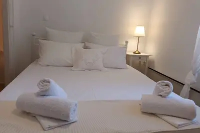 Image de A fully air con 2-bedroom apartment, a cosy living room, fully equipped kitchen.