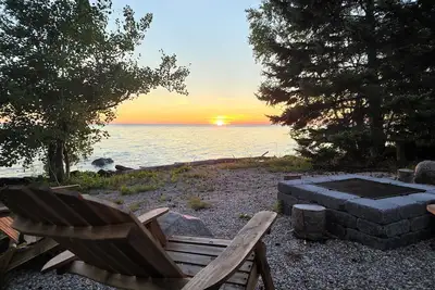 Image de All season 3br Lakefront Firepit & Place Hot Tub Sun Room 2-Garage Luxury House