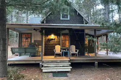 Image de Cabin in the woods with wrap around porch