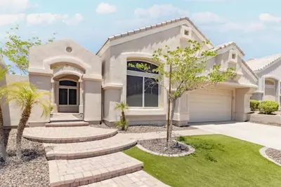 Image de Bright and Cheerful Home Tucked in the Ahwatukee Foothills.