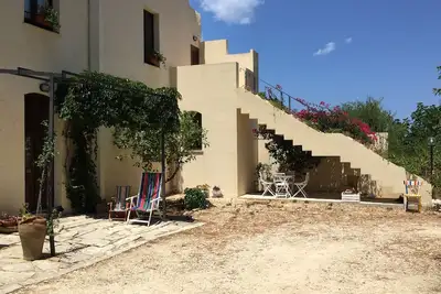 Image de Renovated farmhouse nestled in the Sicilian countryside a few kilometers from the sea.