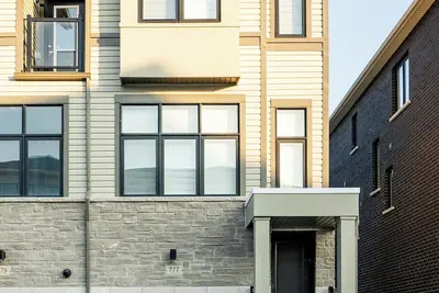 Image de 50 Minutes from Toronto Downtown. Brand New Cozy, Modern, & Instaworthy