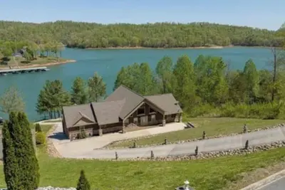 Image de Spacious Lakeside Home in the perfect Location near all the action!