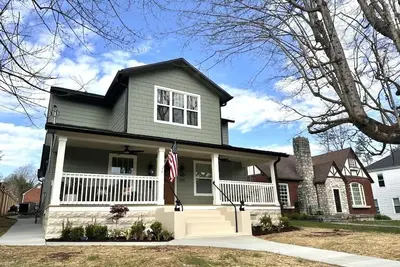 Image de Completely Renovated Home in Walkable Downtown Irvine - Close to Red River Gorge