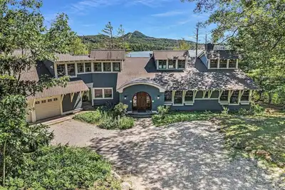 Image de Updated! Elizabeth House is a Charming Craftsman on Little Traverse Lake.