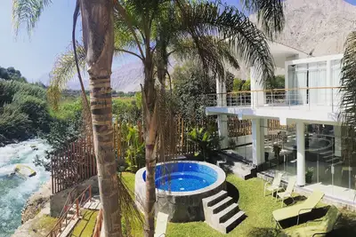Image de Riverfront house with private pool and garden