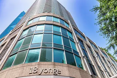 Image de Stylishly Cool Comfort in the HEARTof Toronto! Step Into The Energy of the 6ix