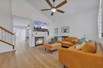 Modern Midcentury: Massage Chair, Bbq, Tv, Sleeps 6