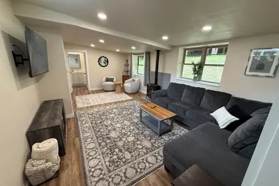 Image de Pool Table, Hot Tub! 5 bedroom, 3 bath, 5 min to Cal Poly or Old Town.