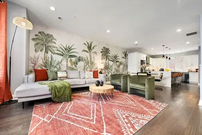 Image de ★ HostWise Stays ★ Skyline Views | Rooftop Deck & Gourmet Kitchen