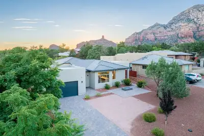 Image de Brand new home walking distance to stores, restaurants, and hiking.