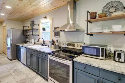 Image de Fire Pit + Hot Tub: Family Cabin in Seiverville!