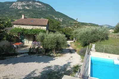 Image de Maison \"Le Vieil Olivier\" avec vue sur les montagnes, piscine partagée et Wi-Fi