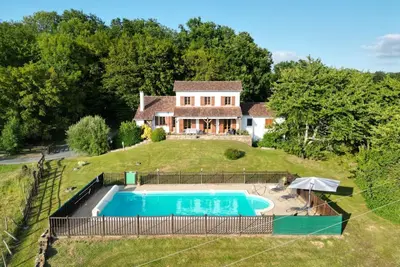 Image de Maison spacieuse avec piscine privée, wifi et parking à Lanouaille