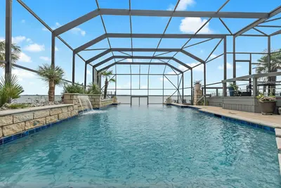 Image de Stunning Lake House w Screened Infinity Pool