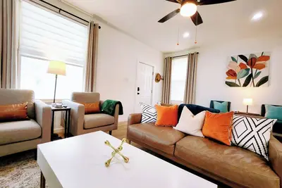 Image de Just Renovated. Private Yard. Minutes to Park, Hospitals, Restaurants