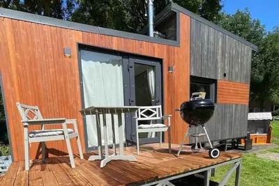Image de Tiny house on the coast * 300 meters to the North Sea * on property with pond