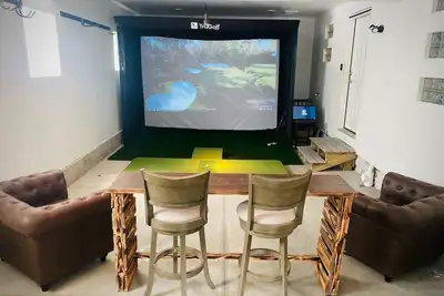 Image de New~ \"The Wolf of Tremont\"-Golf Simulator, 85 in tv, Pool Table+Shuffleboard! ! !