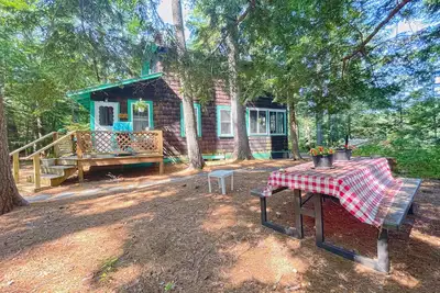 Image de Cozy cottage lake retreat with private beach. Stunning Fall Foliage Views