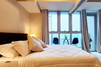 Image de One Bedroom Luxury Condo in Uptown Bgc w PoolGym Wi-Fi Netflix Balcony
