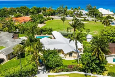 Image de Beautiful South Sound 4 Br Home w/Pool. Close to Smith's Cove and George Town.