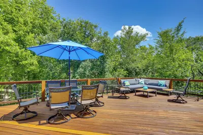 Image de Serene Pacific Getaway: Deck, Grill & Fire Pit!
