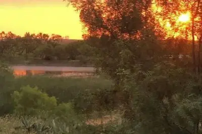 Image de Lazy Tank Mobile Home sits above a little tank. Sunsets are incredible.
