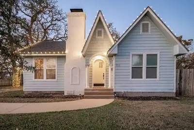 Image de Central Bluebird Cottage, Hot Tub, Sleeps 7, Patio