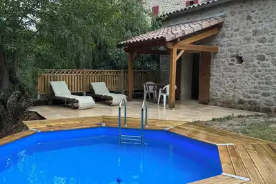 Image de La Maison des Charrettes -Gîte plein de caractère +piscine privée. 2-4 personnes